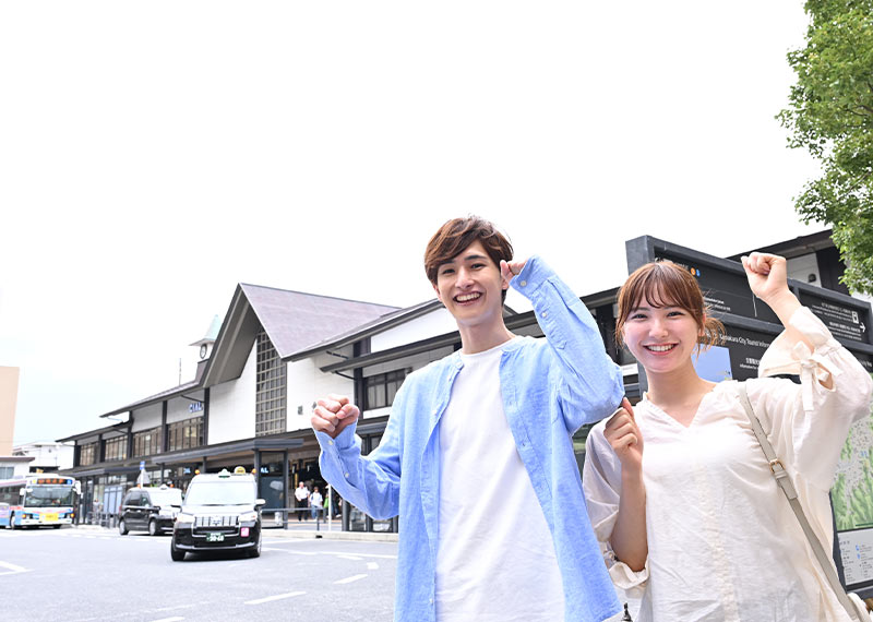 鎌倉駅前にいる男女の様子