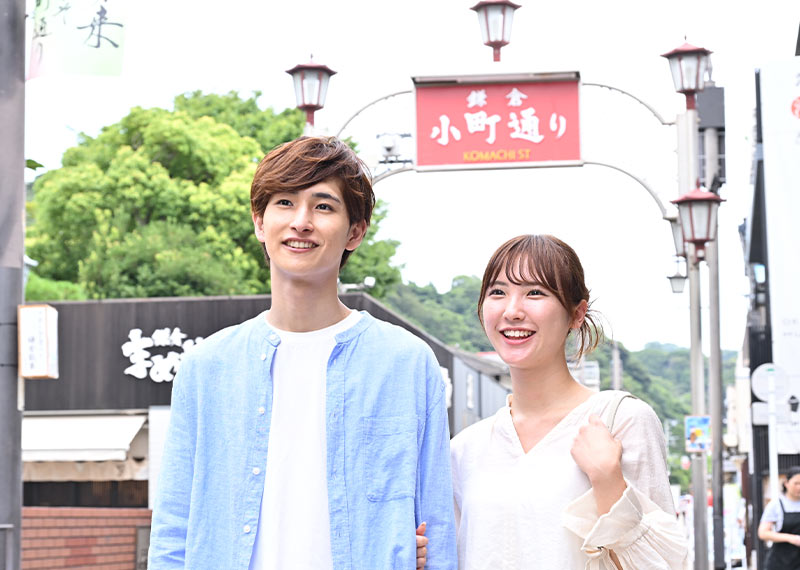 鎌倉小町通りを歩く男女の様子